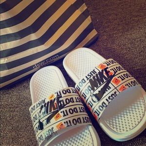 Nike Benassi Slides